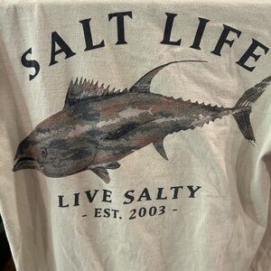 Salt Life Cream T-Shirt with Fish Design size small